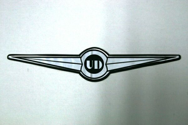 ミニエンブレム　ＵＤ（日産）