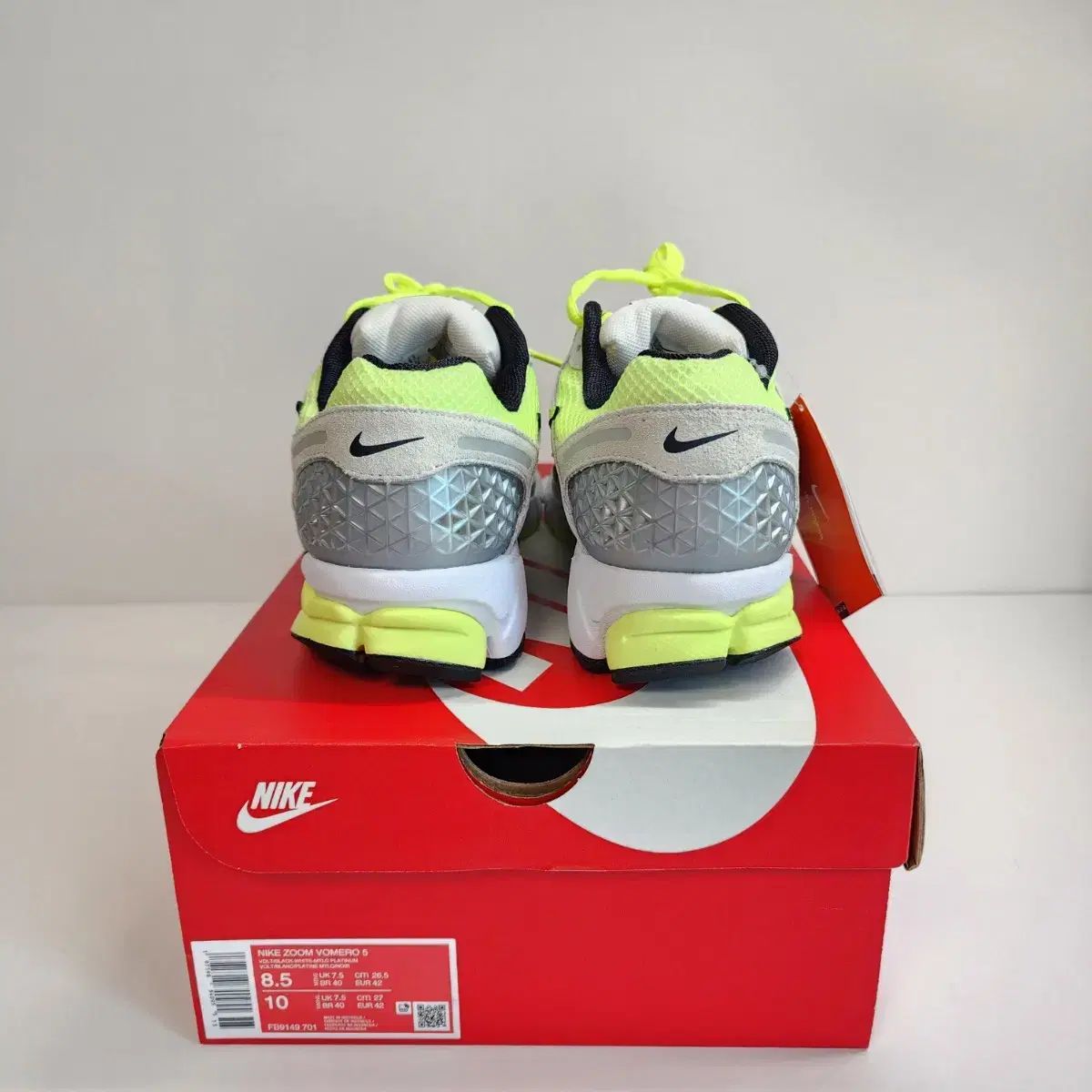 店舗の NIKE
