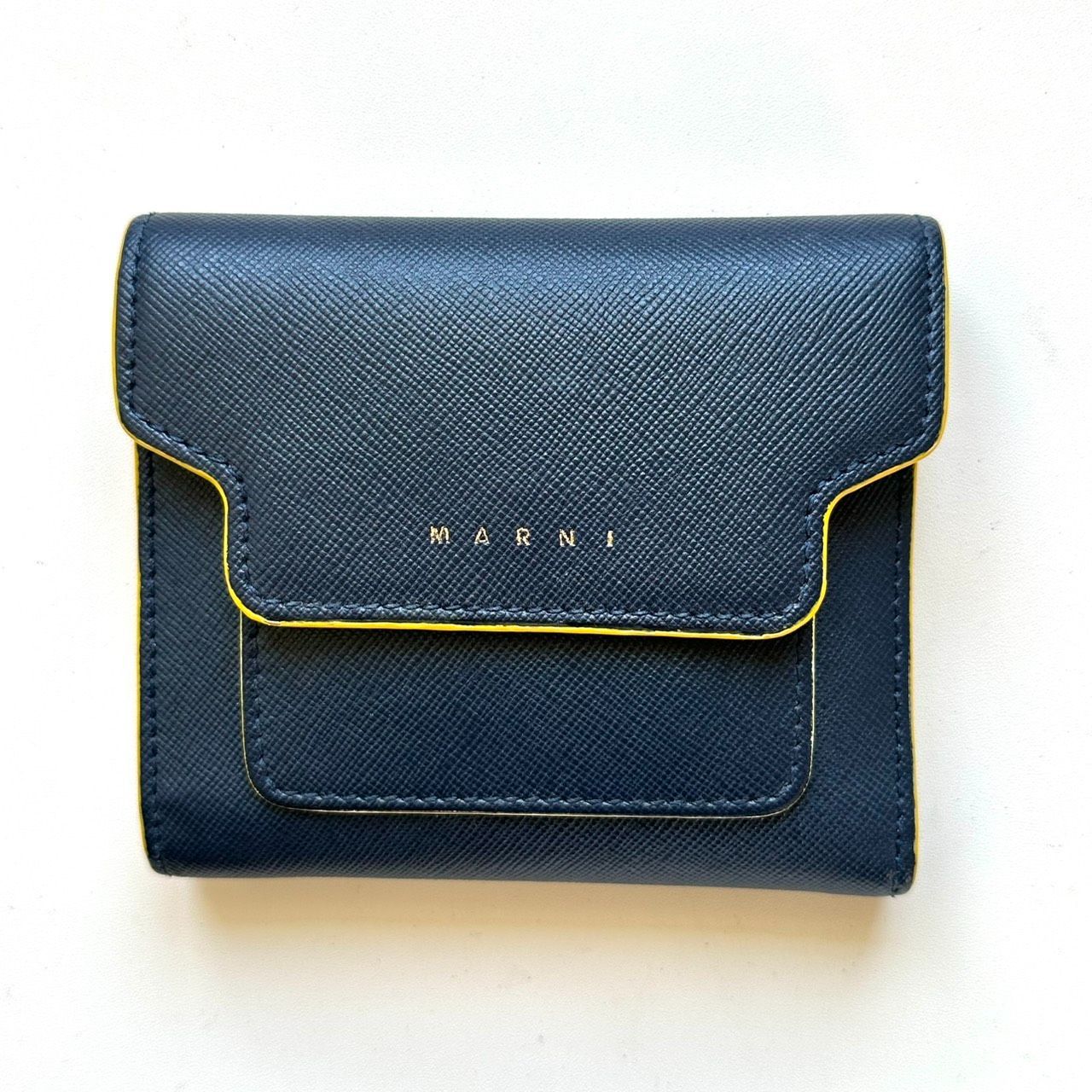 マルニ MARNI 三つ折り財布 サフィアーノ ネイビー - メルカリ