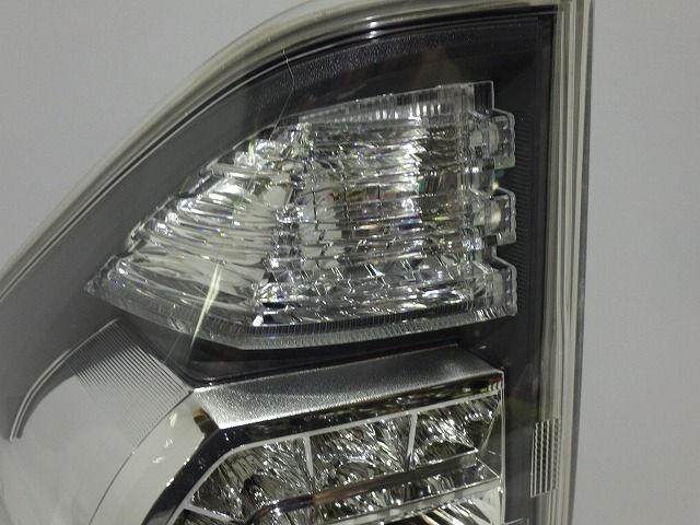 後期 ヴォクシー 28-220 トヨタ ZRR70⁄75 70系 左テール 81561-28561 