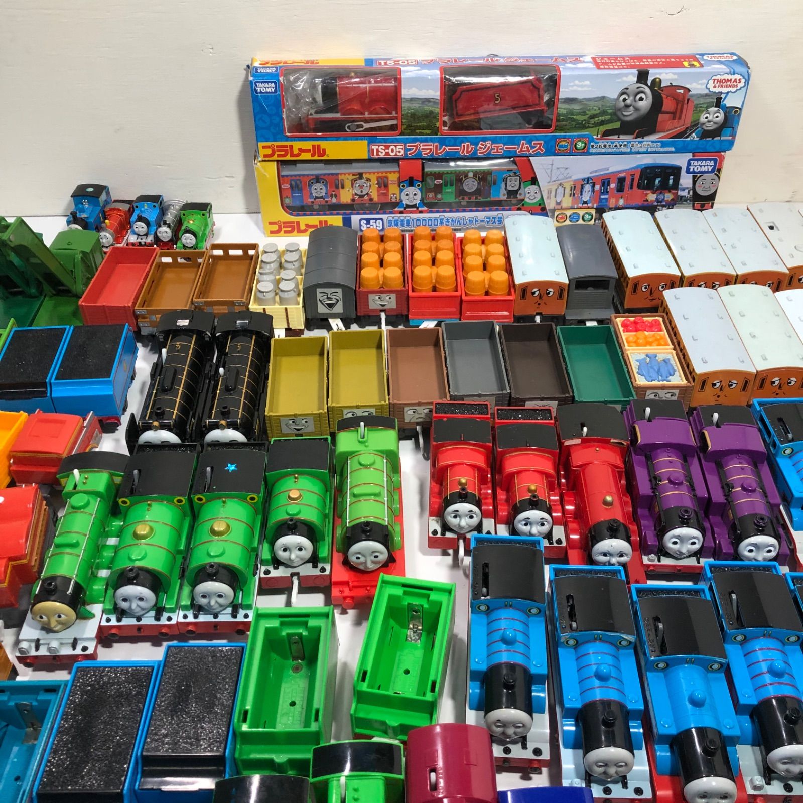 プラレール　大量まとめ　機関車トーマス ☆TOMY プラレール 機関車トーマス 列車 貨車 大量 91台 まとめ