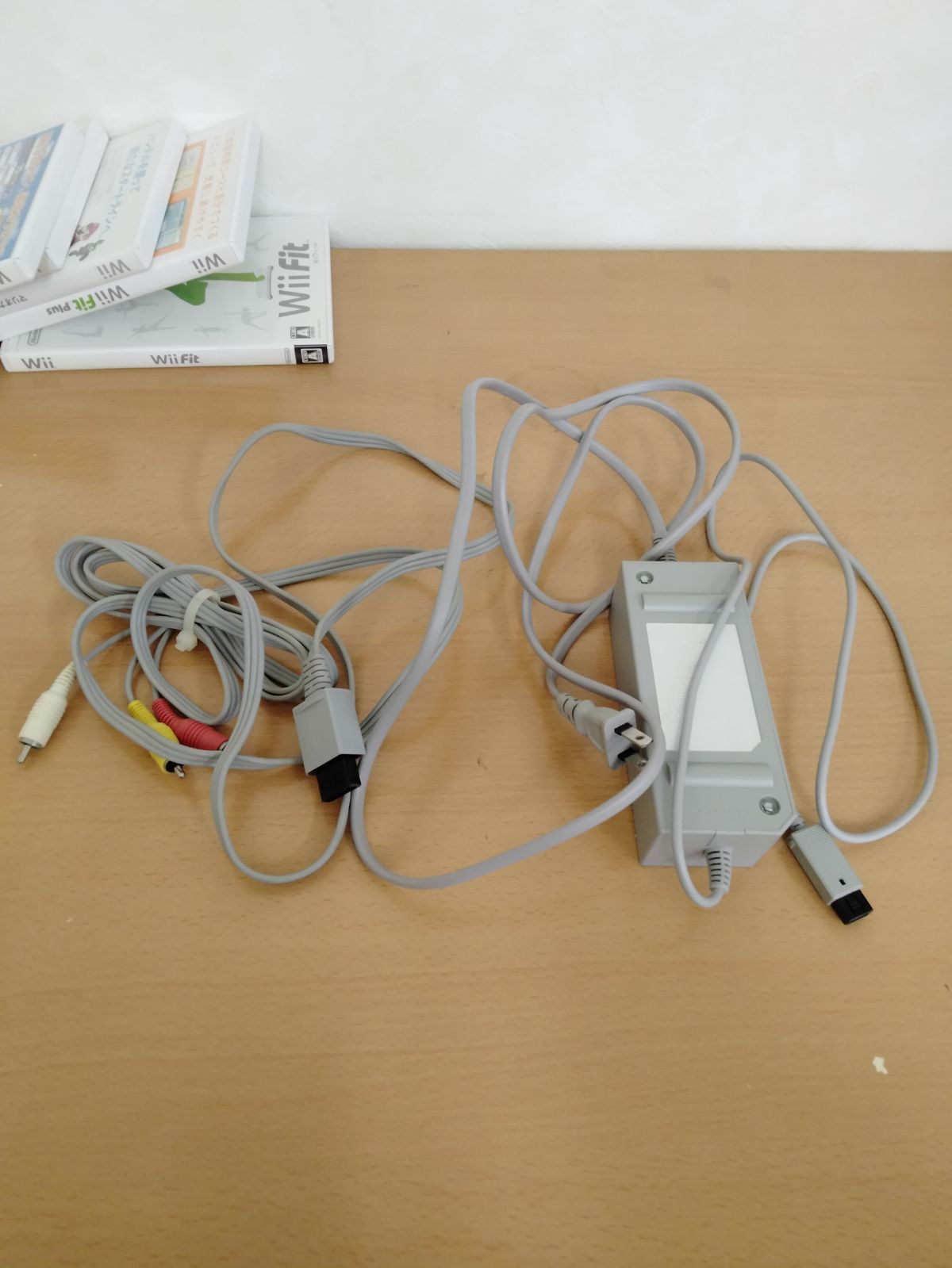 『ソフト5本コントローラー2つ付』Wii RVL-001 Wii本体（RVL-001）とWiiソフト5本、リモコン、コントローラーの