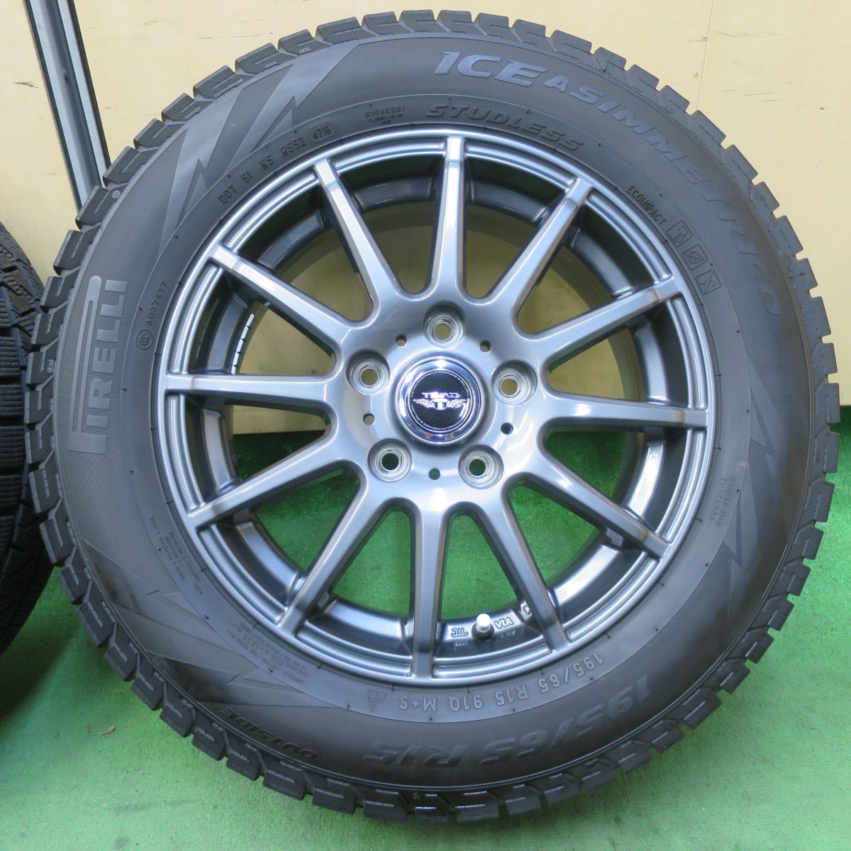 バリ溝！キレイ！9分☆スタッドレス 195/65R15 ピレリ アイス 
