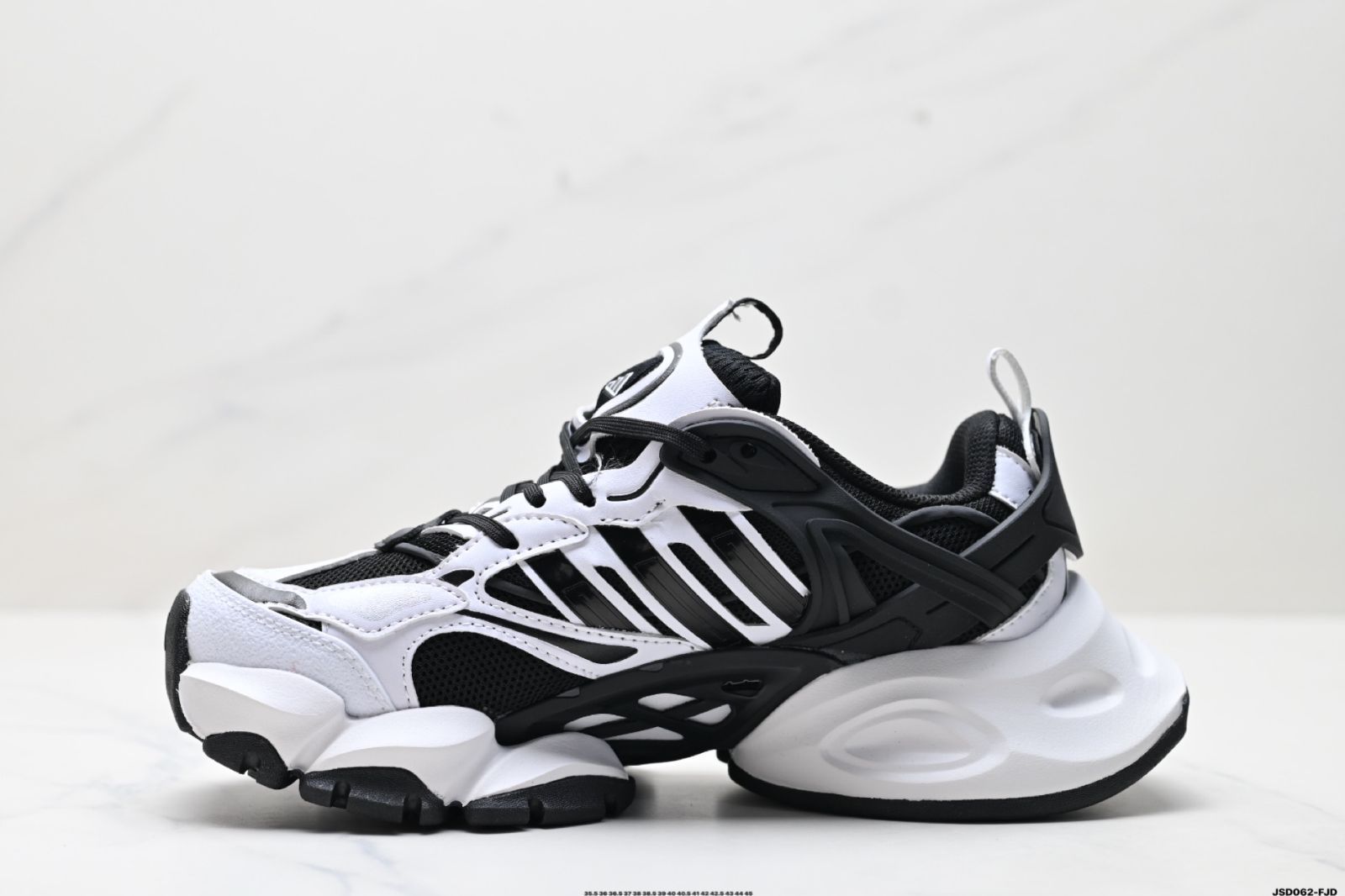 アディダス（Adidas）XLG RUNNER DELUXE シリーズ ロートップ