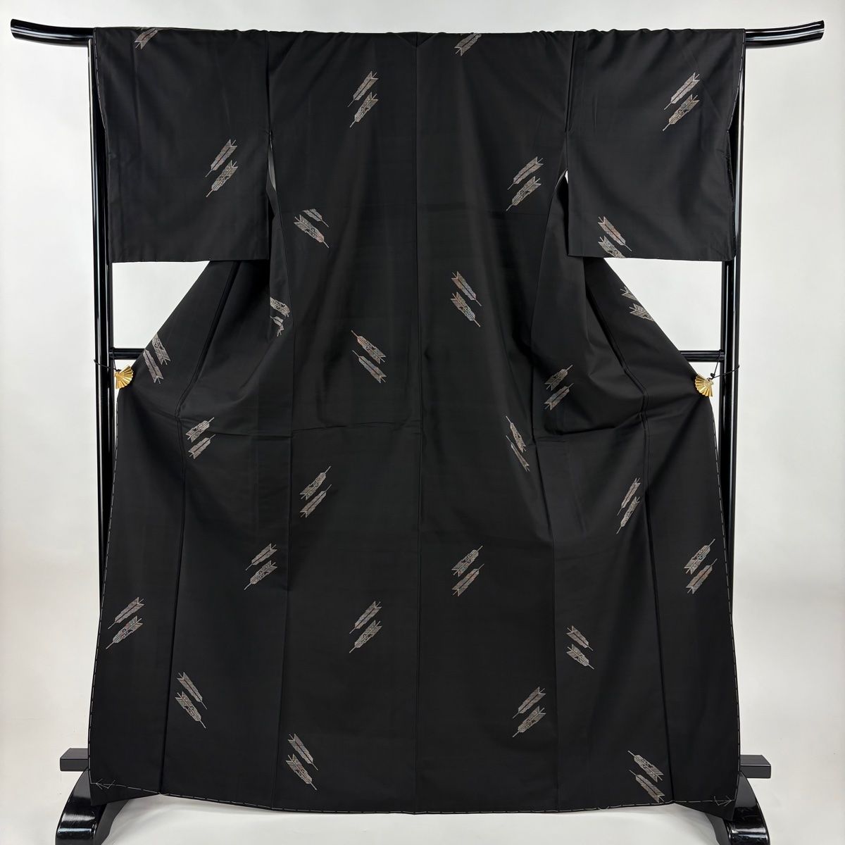 大島紬 身丈168cm 裄丈68cm L 袷 純泥染 証紙 矢羽根 墨色 正絹