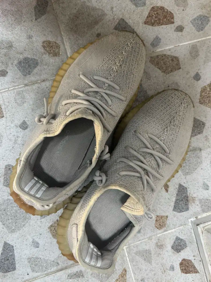 アディダス イージーブースト 350 V2 セサミ 280