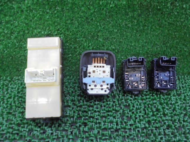 KAK。Ｌ375 タント PWスイッチ 1台分 5点セット。 M-937 L375 タント、 PW スイッチ（ 白 ）1台分 5点 - メルカリ
