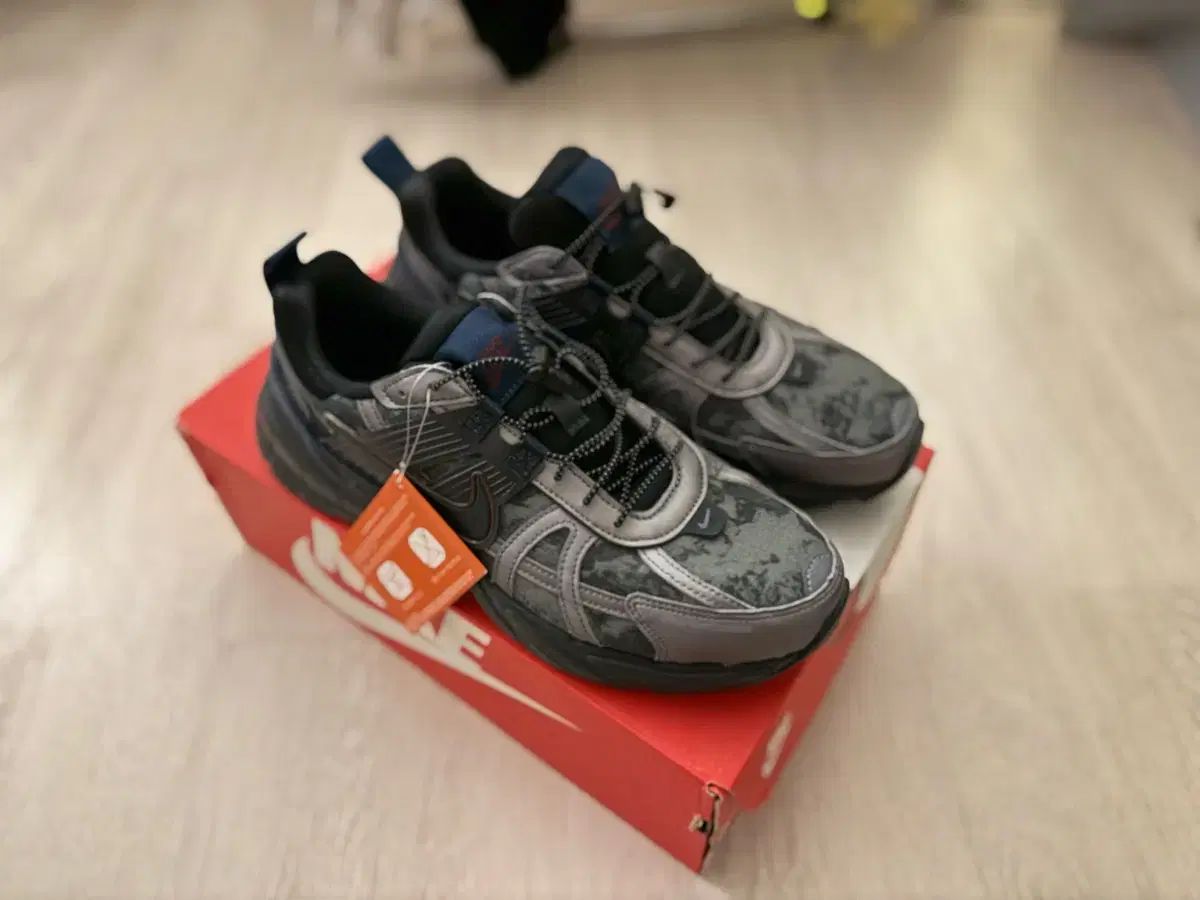 NIKE