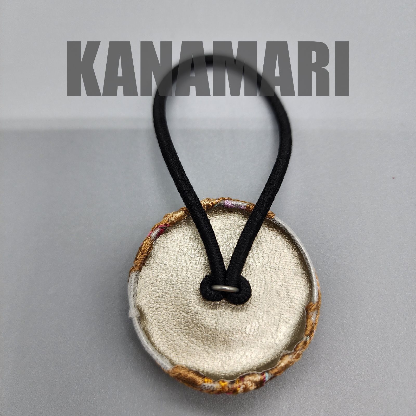 [045]インド刺繍リボンのヘアゴム（白系）4cmくるみボタン、ハンドメイド、ヘアアクセサリー