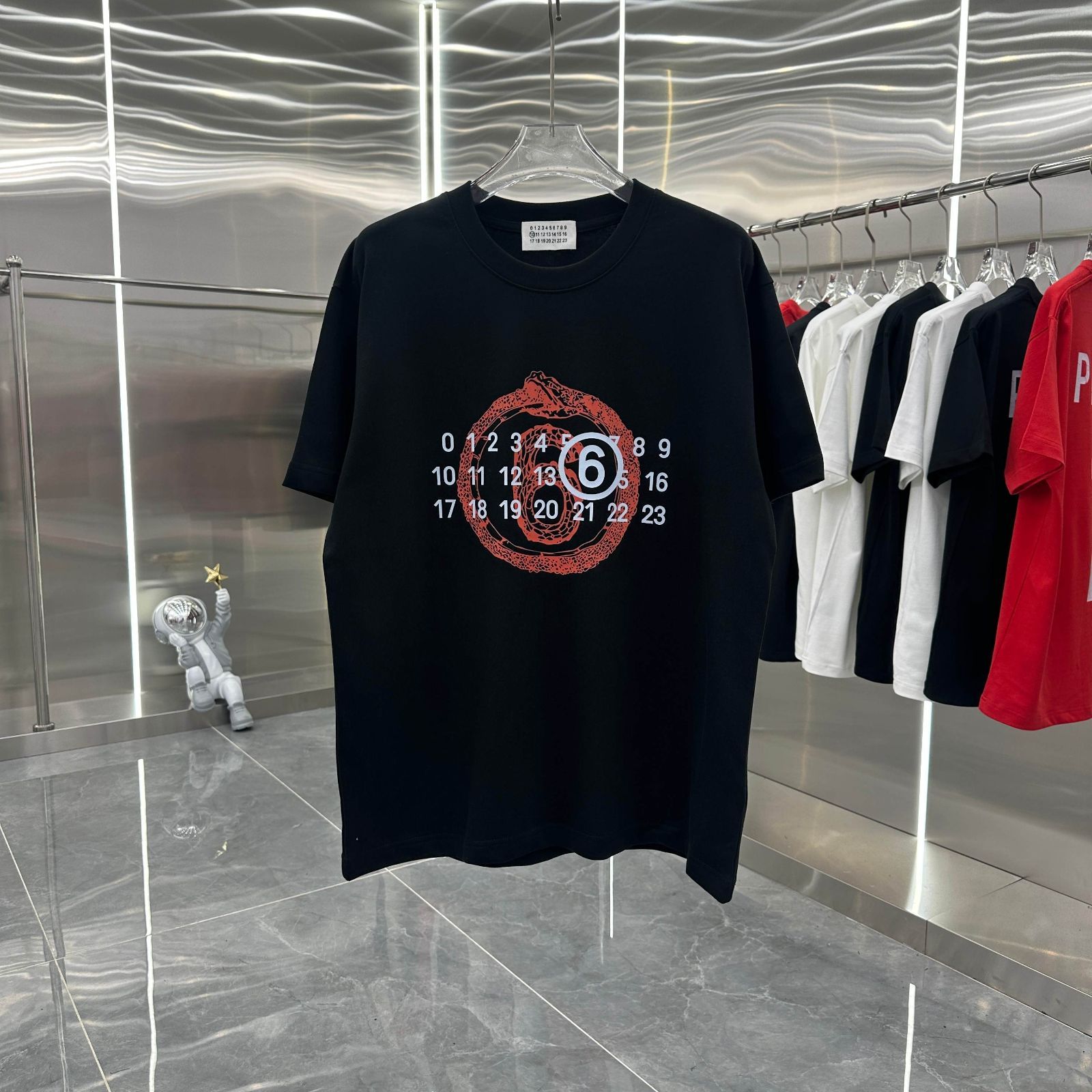 MM6 Maison Margiela Tシャツ ファッション 夏 トレンド プリント柄 半袖Tシャツ 黒 47