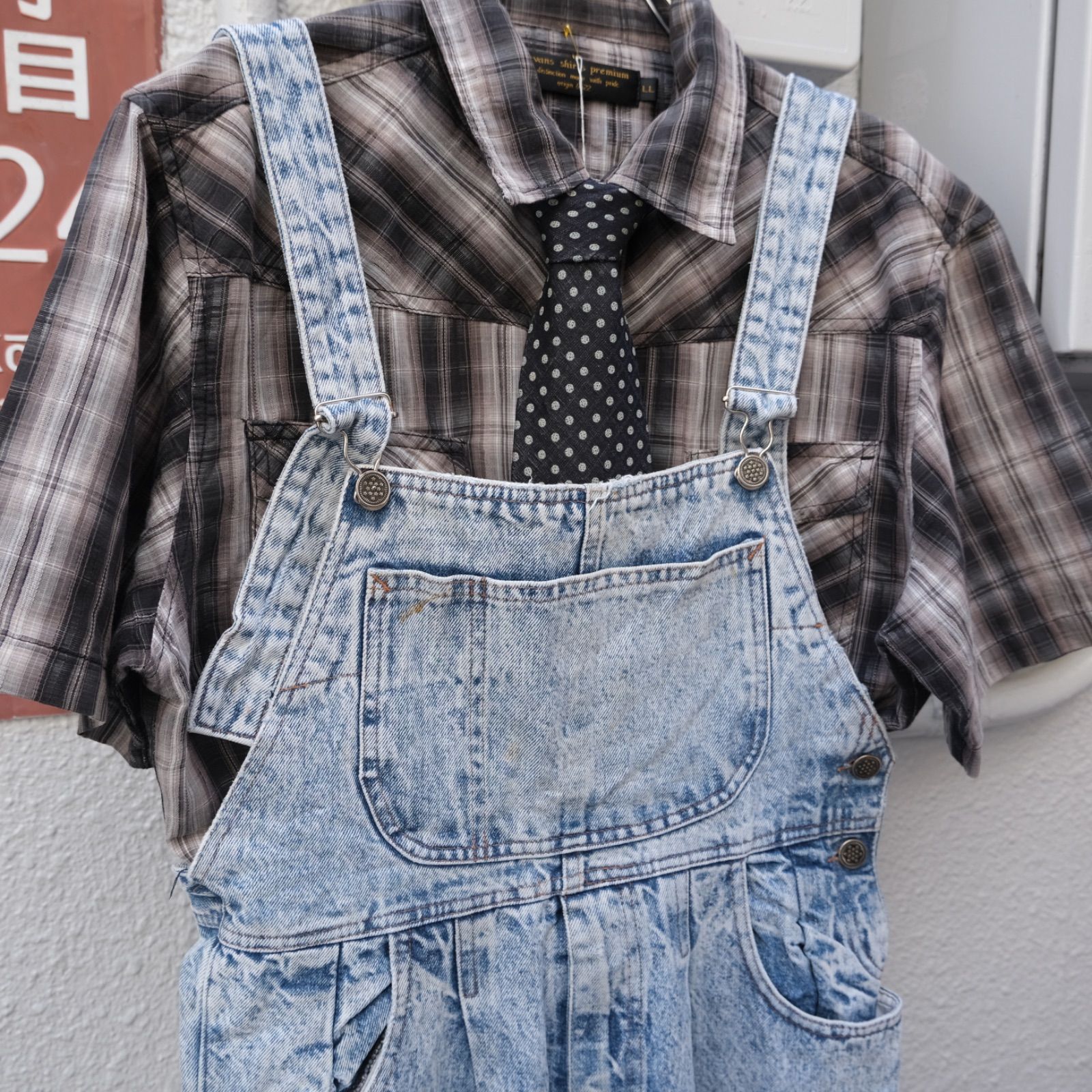 オーバーオールと半袖シャツと のネクタイ