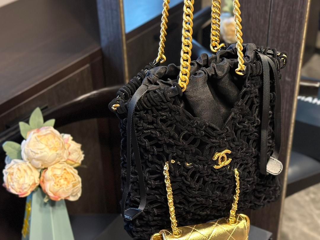 CHANELシャネルのブラック編み込みビーチバッグ
