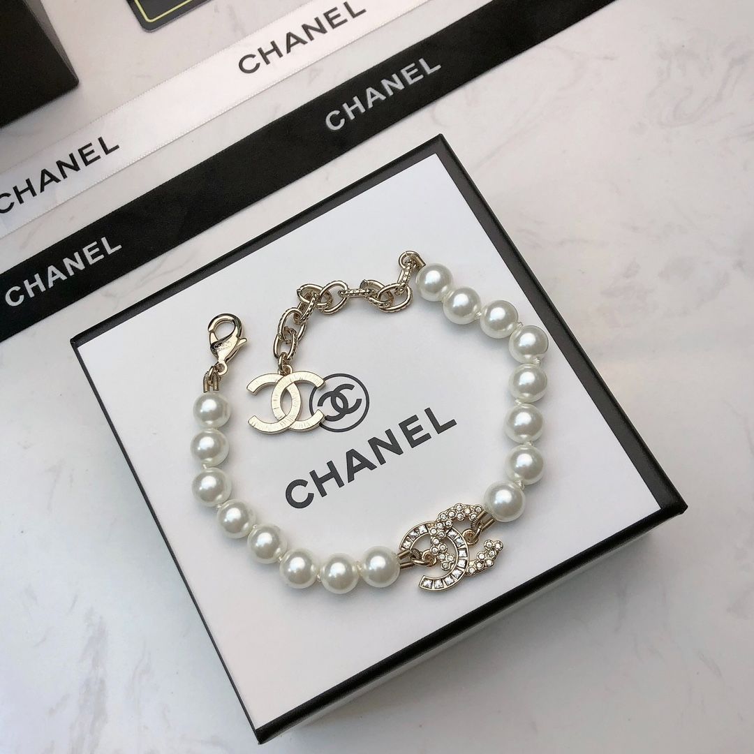 【新品未使用】シャネル（Chanel）パールブレスレット ダブルCCロゴチャーム付き