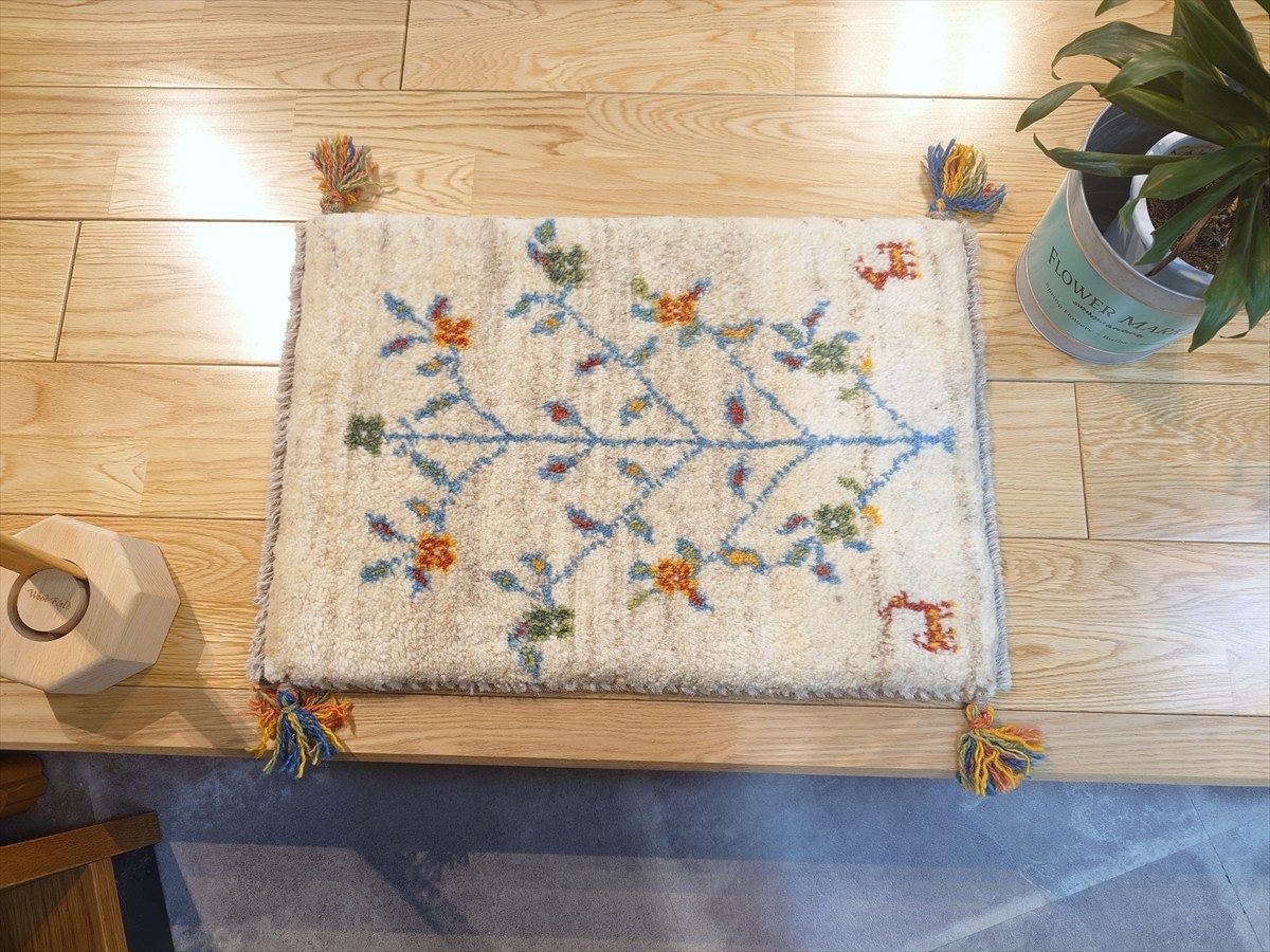 メルカリ 目玉品 ペルシャ ギャッベ 玄関マット小 ラグ 55×39cm アイボリー グレー 生命の木 NN18041