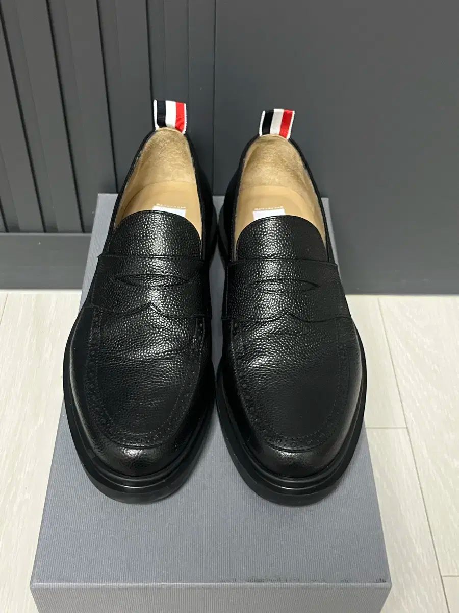 【雷市場（ポンジャン）商品韓国直送】 Thom Browne(トム・ブラウン) ローファー