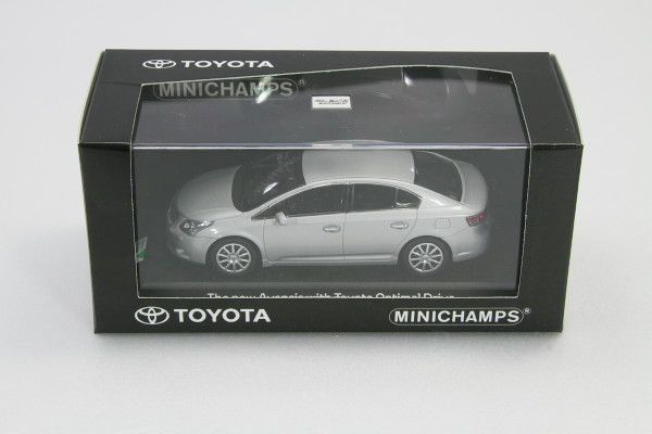 ミニチャンプス 1/43 トヨタ アベンシス セダン シルバー ディーラー