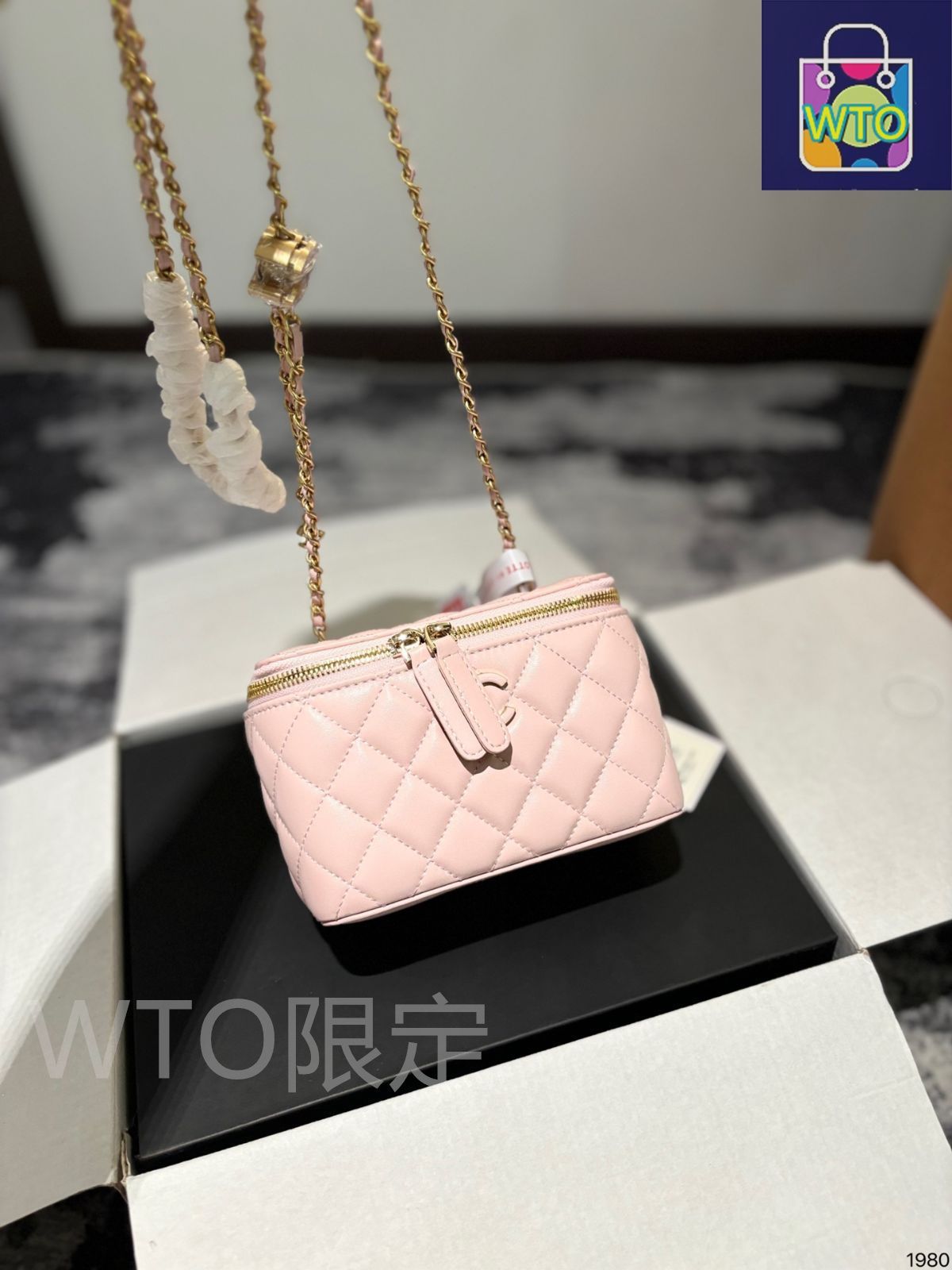 【CCチャーム付き♪】CHANEL カメラケース ショルダーバッグ 可愛いCCチャーム付き】CHANEL カメラケース ショルダーバッグ