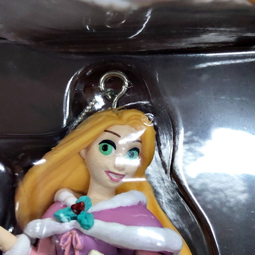 ハッピーくじ ディズニークリスマスオーナメントくじ B賞 プリンセスBOX プレゼントを持ったサンタ姿のディズニーキャラクターたちがお家
