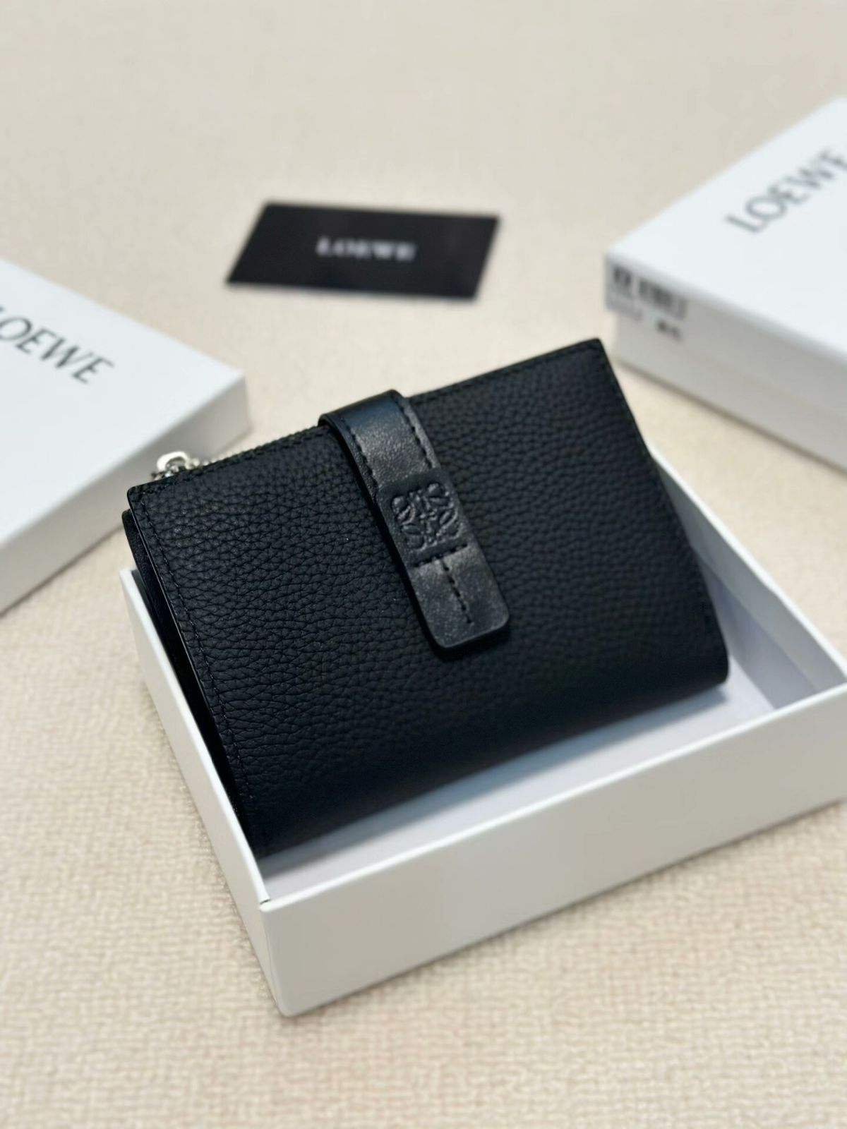 ロイヴィー 人気の牛革ミディアムウォレット