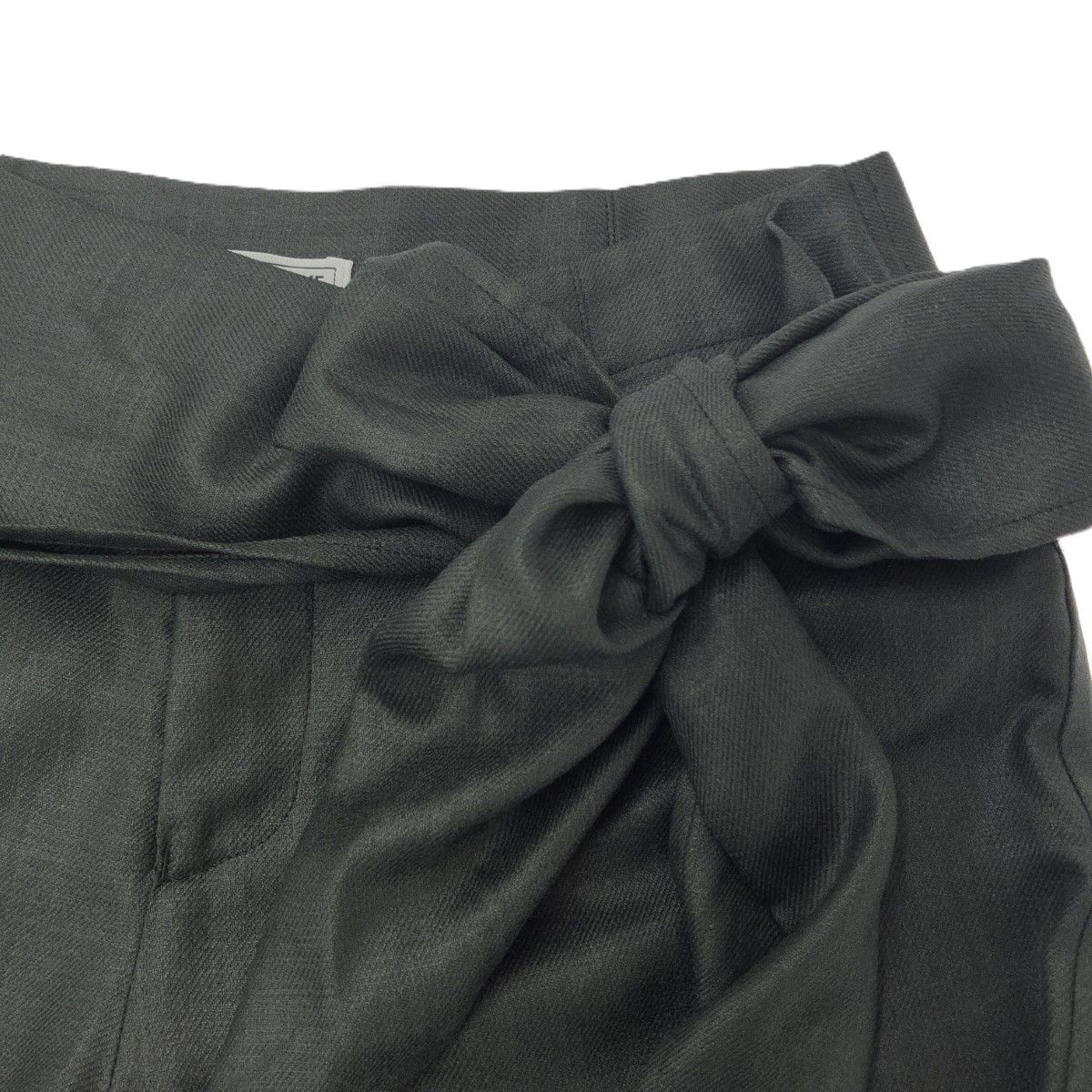 ミヤケイッセイ　　レディースパンツ ISSEY MIYAKE - me SHRINK STRIPE BLACKワイドパンツの通販 by