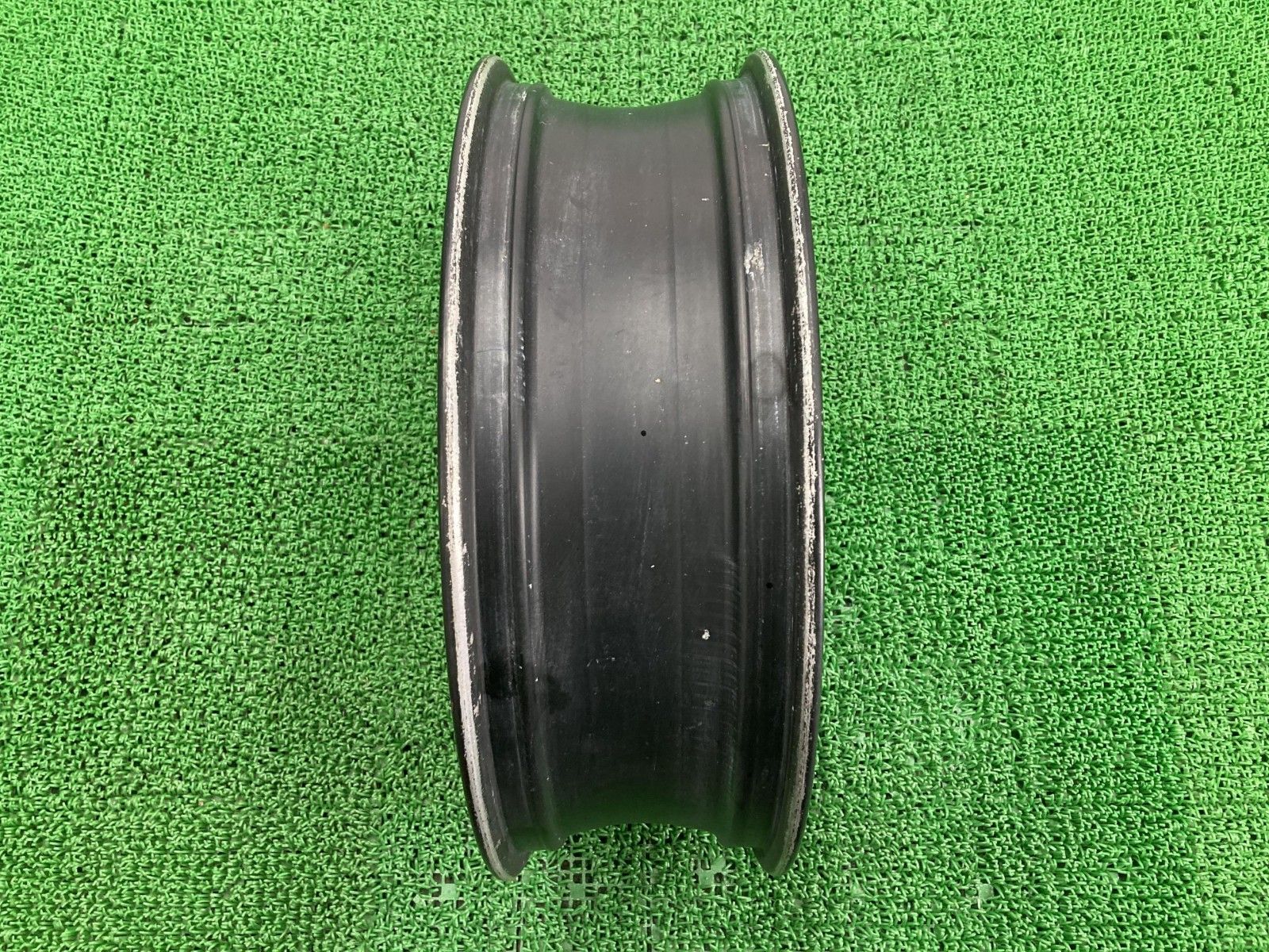ZRX1100 リアホイール 黒 R-1366 カワサキ 純正 バイク 部品 割れ欠け無し 曲がり無し 修復素材に ペイント素材に 【中古】 43 ZRX1100 リアホイール 黒 R-1366 カワサキ 純正 バイク 部品 割れ欠け