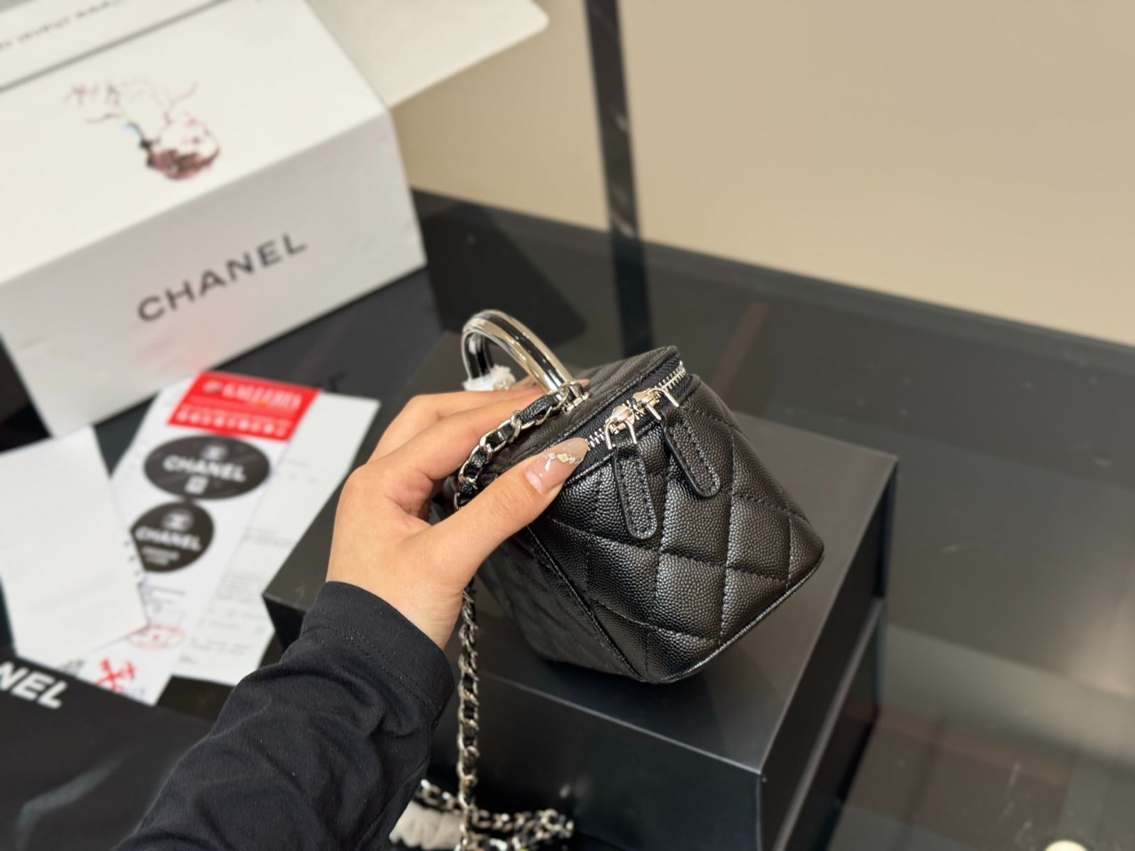 洗練のミニマルエレガンス★【CHANEL】ヴァニティケース クラシック スモール ヴァニティケース - グレインド シャイニー