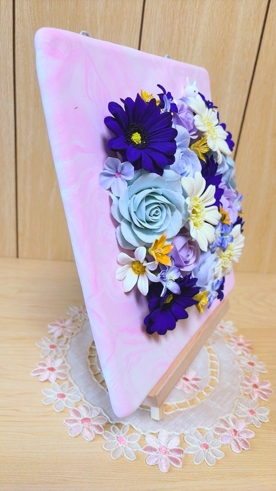 青いガーベラの壁掛けアレンジ