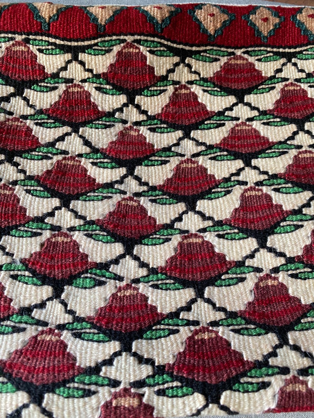 当店オリジナル王族のために織られたセネキリム薔薇柄のヘラティ模様が素敵なクッションカバー使いやすい横長サイズ中身なしで椅子やソファにも