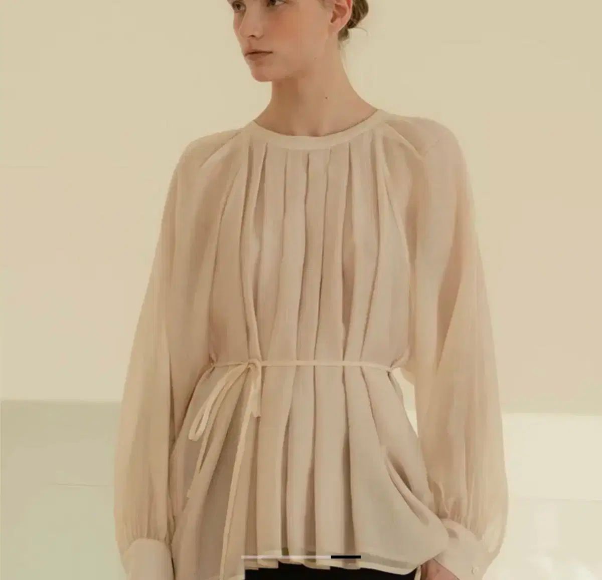 クリームイェロー