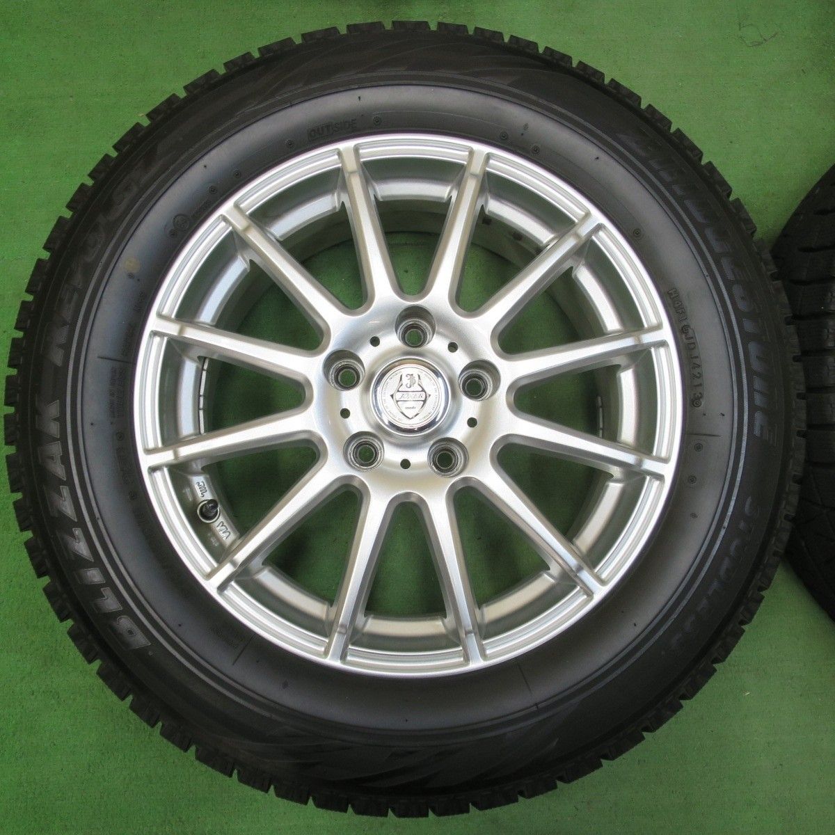 バリ溝!キレイ!9.5分☆スタッドレス 215/60R16 ブリヂストン バリ溝!キレイ!9.5分☆スタッドレス 215/60R16 ブリヂストン