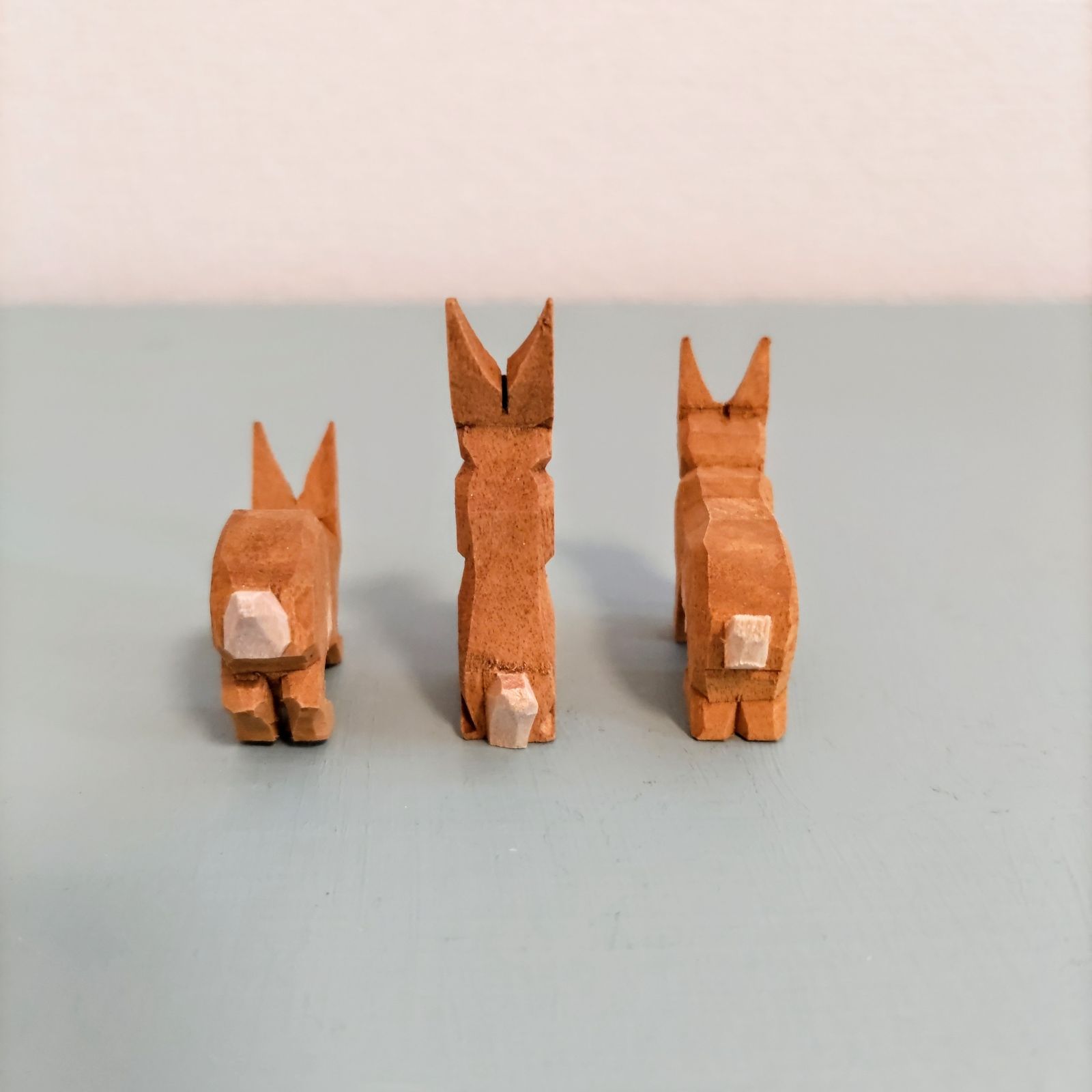 ドイツ工芸品 ミニチュア うさぎ3匹セット 木製 ヘルビッヒ工房 伝統