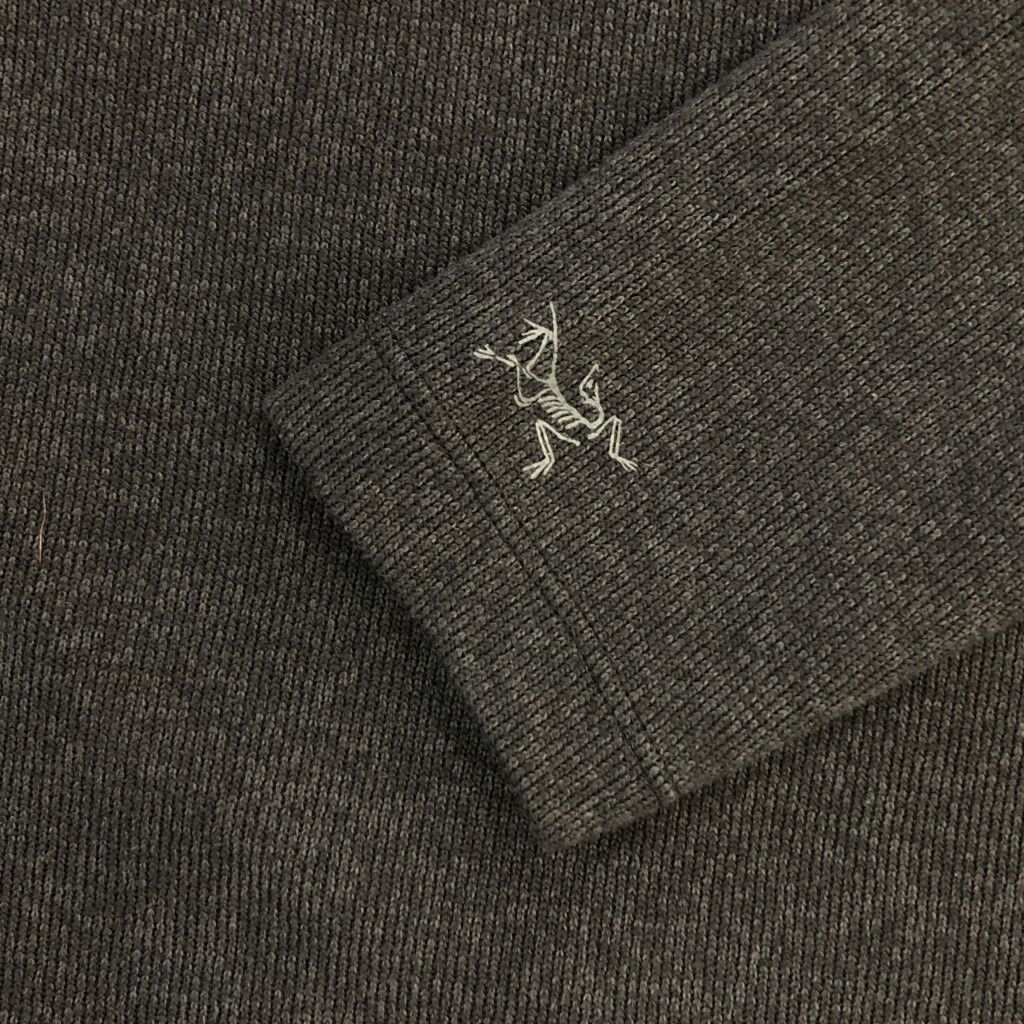 グレー
