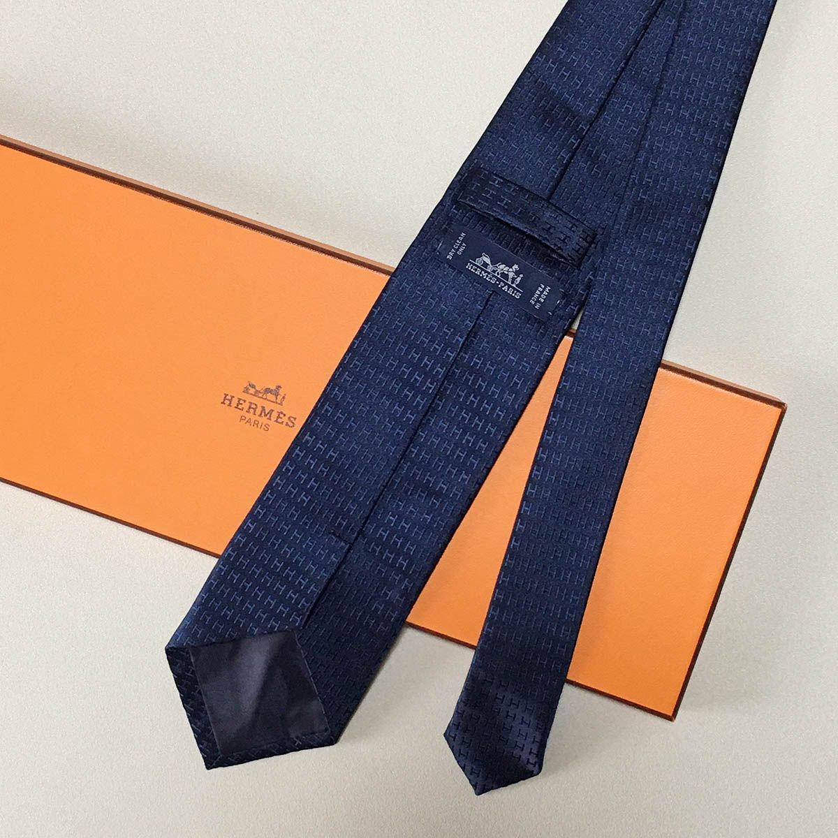 美品 エルメス HERMES ネクタイ シルク100% フランス製 ネイビー 【H柄】 252-104