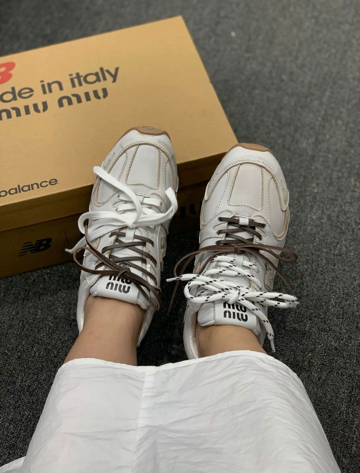 ランニングシューズ white