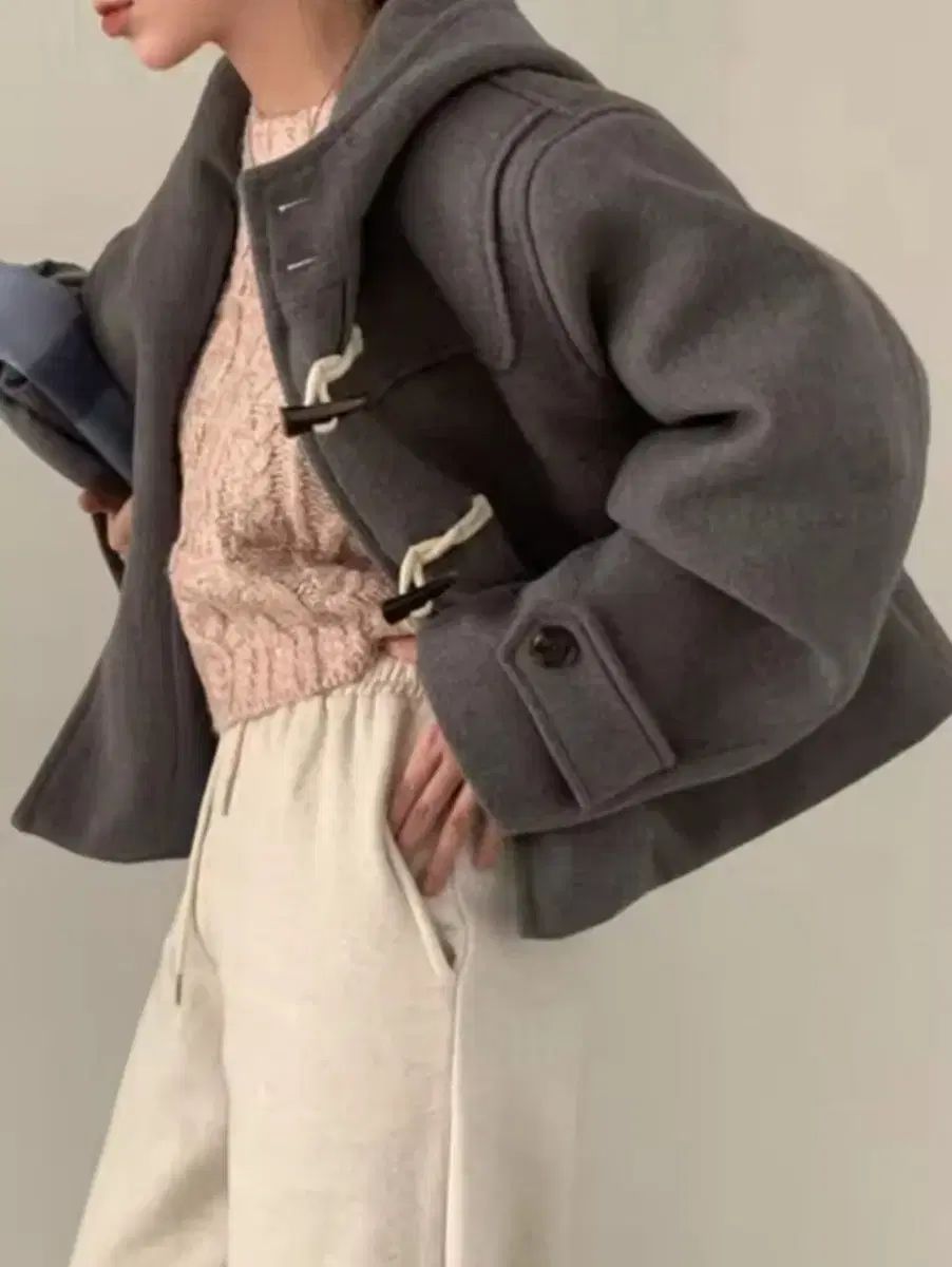 グレー