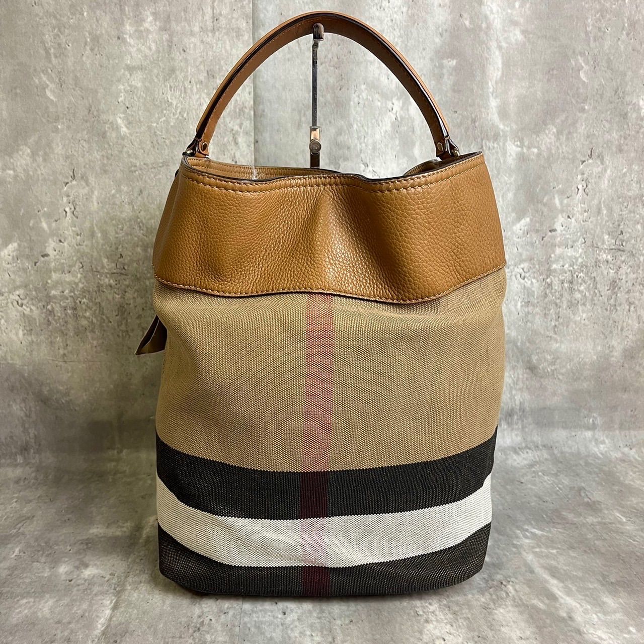 ✨極美品✨ BURBERRY バーバリー トートバッグ ハンドバッグ バケツ型 アシュビー ノバチェック シルバー金具 A4収納 大容量 タグ  キャンバス レザー ユニセックス レディース メンズ ベージュ 肌色 ブラウン 茶色 - メルカリ