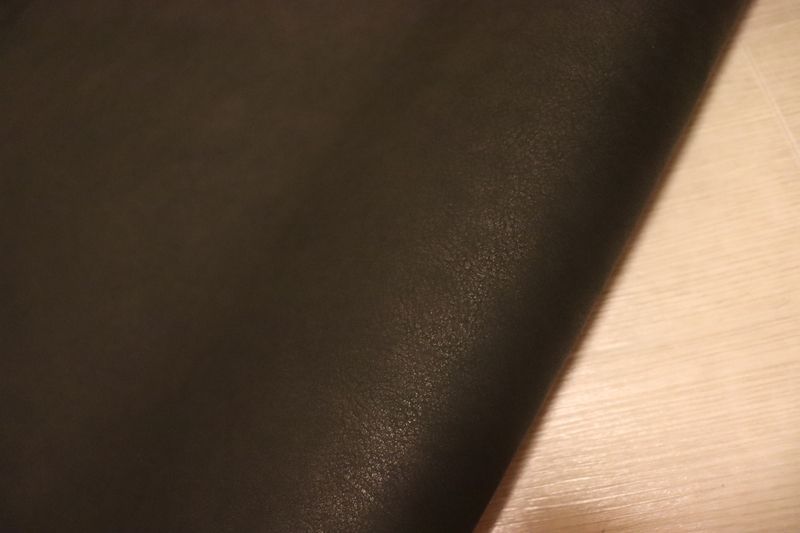 ブラック 133ds ヌメ革 ショルダーレザー 牛革 イタリア レザー スムース加工 はぎれ 一枚革 レザークラフト 革 皮 本革 diy 生地 材料