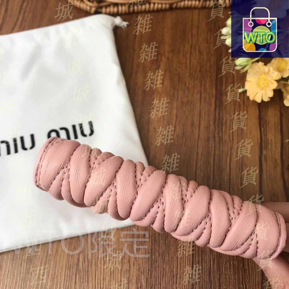 MIU MIU マテラッセレザー 財布　新品未使用 折れ財布　ピンク MIU MIU - 新品 ミュウミュウ MIU MIU 2つ折り財布 マテラッセ