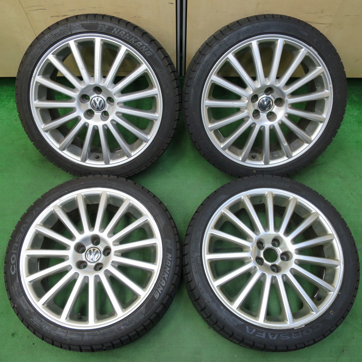 [送料無料] 超バリ溝！ほぼ10分VW ワーゲン R32 ゴルフ 純正 225/40R18 スタッドレス ナンカン CORSAFA 18インチ PCD100/5H4102109イス