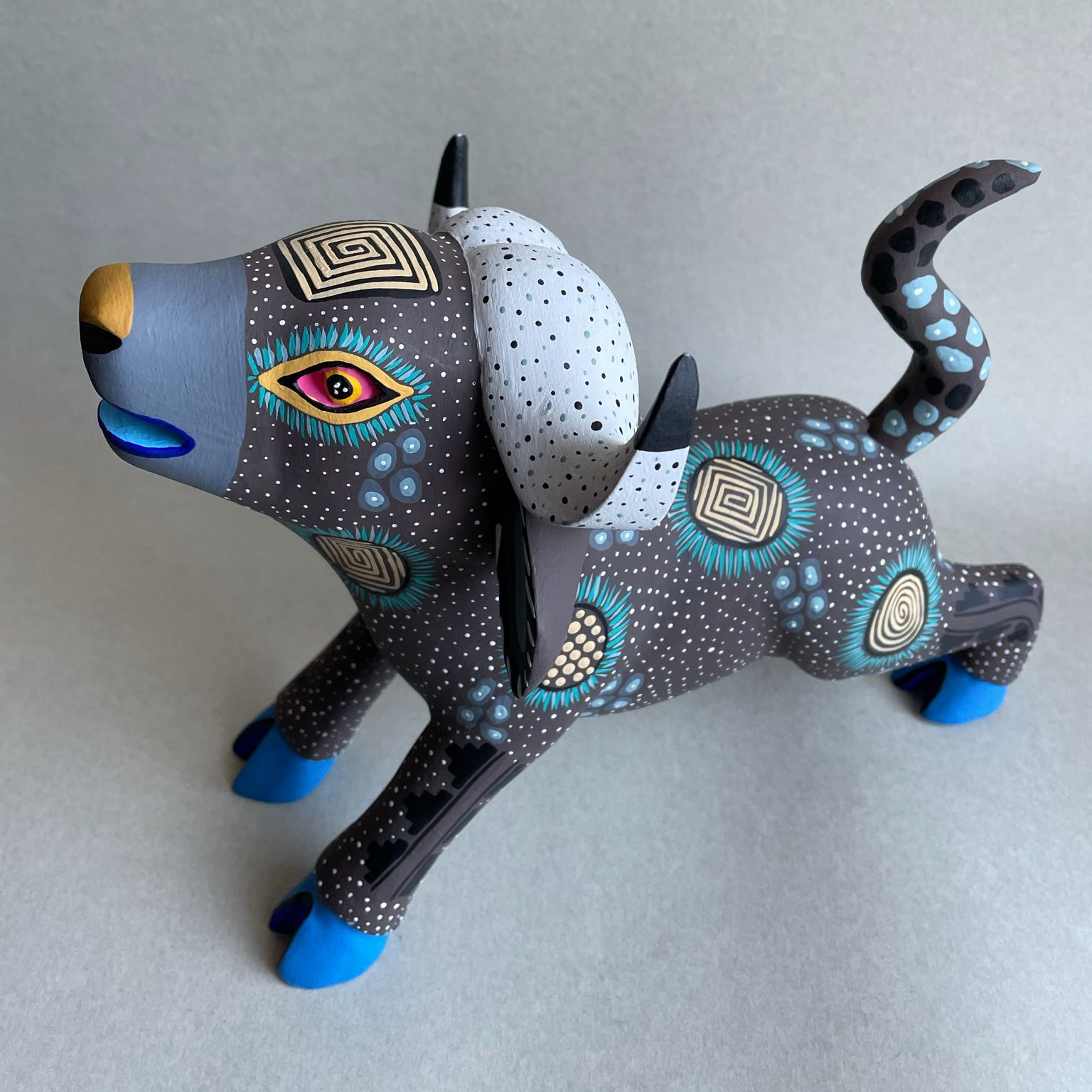 アレブリヘス メキシコ工芸品【グレーの牡牛】サイズ特大