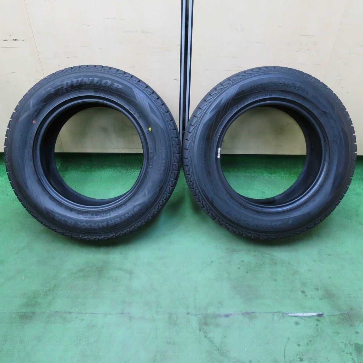 バリ溝 21年 9.5分 2本 スタッドレス 215 70R16 ダンロップ ウインターマックス SJ8 SJ8 タイヤ 16インチ アウトランダー デリカD5 RAV4 等 5022111イスタ