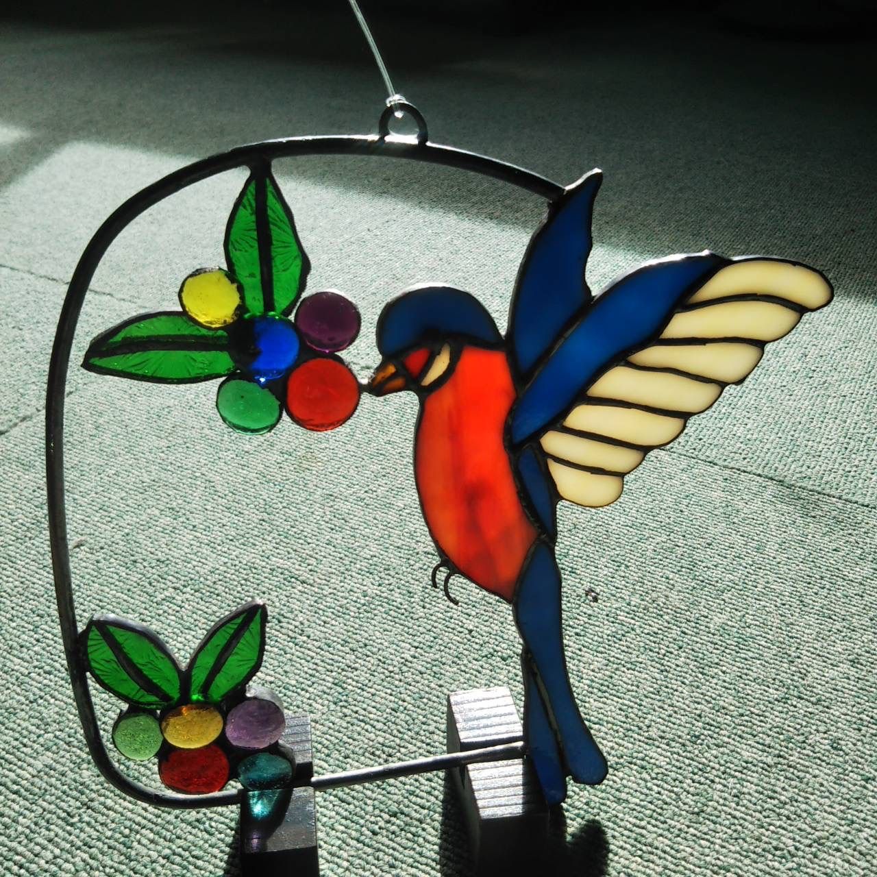 ステンドグラス 青い鳥とブドウのサンキャッチャー - 工芸品