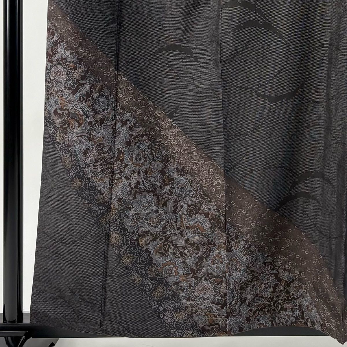 付下げ 身丈159cm 裄丈63.5cm S 袷 草花 雪芝 紬地 焦茶色 正絹 秀品