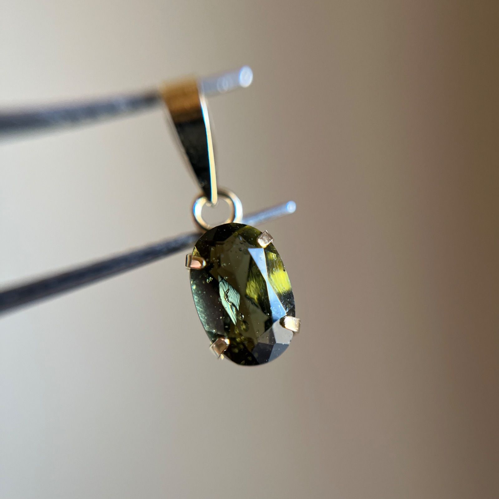 K18 天然石モルダバイト ovalペンダントトップ チャーム 18金イエローゴールド