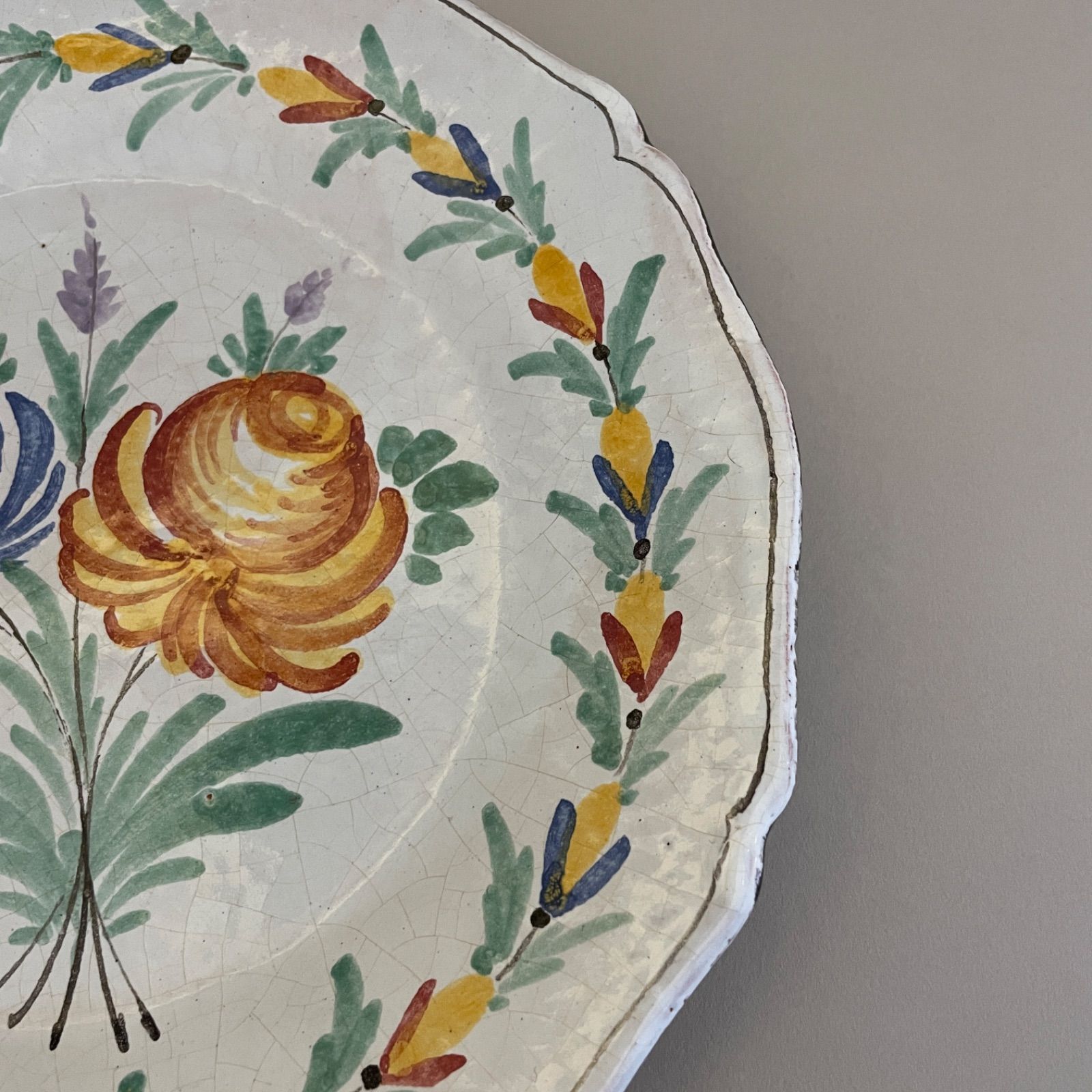 ショップ Cul noir faïence de Nevers polychrome à décors de fleurs