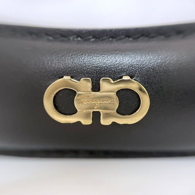 サルヴァトーレ フェラガモ カチューシャ ブラック ガンチーニ - メルカリ