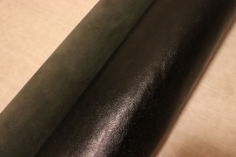 ブラック 180ds ヌメ革 牛革 イタリア レザー カゼイン仕上げ はぎれ 一枚革 レザークラフト 革 皮 本革 diy 生地 材料 NEXPOTALLINN_EU