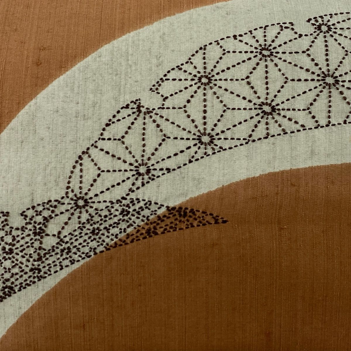 開き名古屋帯 秀品 紬地 雪芝 麻の葉 刺し子刺繍 絞り 茶色 正絹