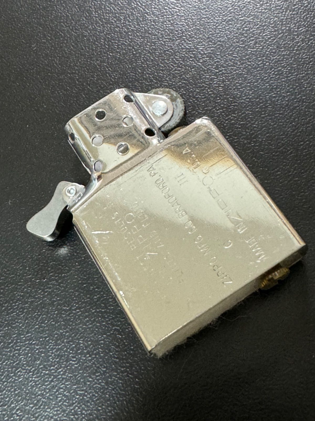 zippo 底面斜体 ロゴ ゴールド加工品 筆記体 シルバー 年代物 1987年製 silver MANUFACTURING 希少刻印 デットストック  シルバーインナー 同年代 1987年製 ケース 保証書