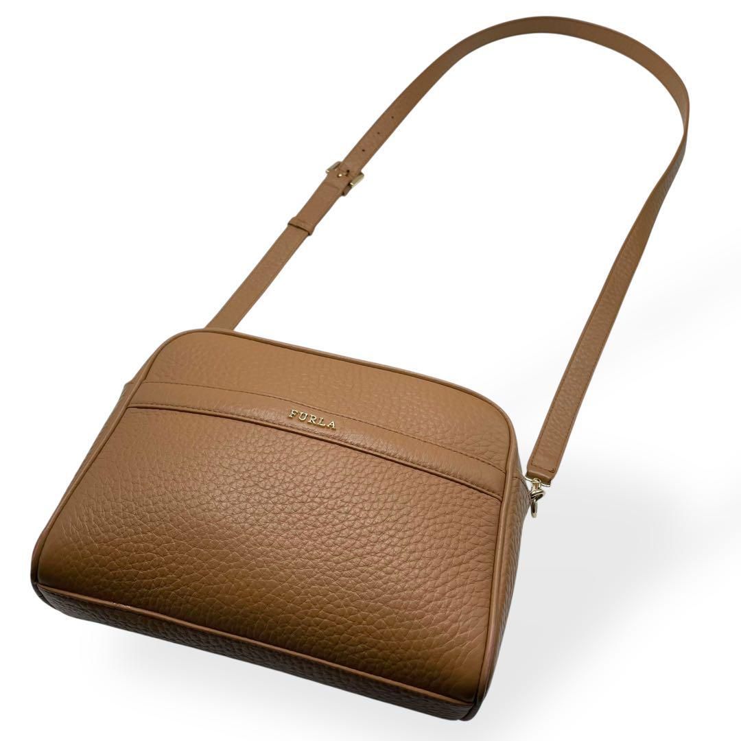 極美品　FURLA アヴリル ショルダーバッグ カメラバッグ 斜め掛け シボ革 極美品 FURLA アヴリル ショルダーバッグ カメラバッグ 斜め掛け